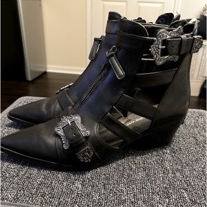 🔥🔥Black leather Nine West booties. Sexy cut out detail w/metal buckles Size 8